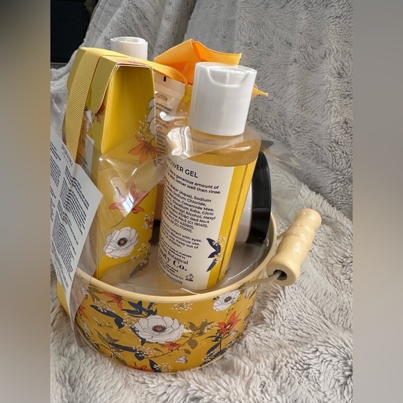 Taylor & finch Australia Gardenia & lily luxury 8 piece set - New& Sealed- - Picture 4 of 10